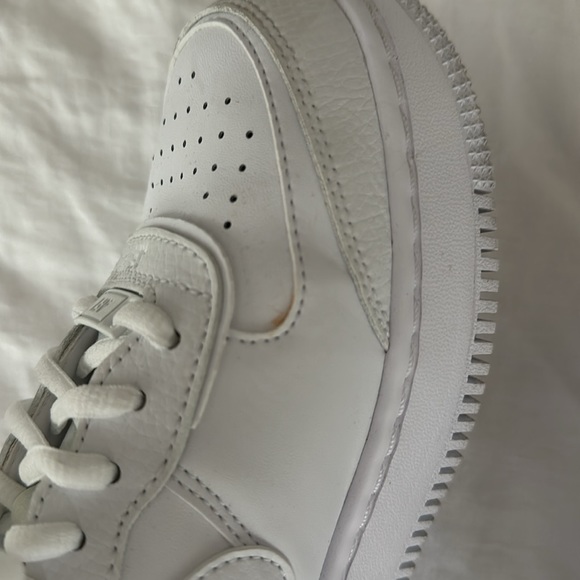 Nike Women's White Air Force 1 Sneakers size 8.5 - Picture 3 of 5